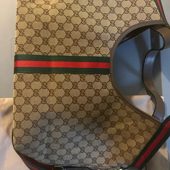 Gucci Beige Monogram Pouch with Green and Red Accents - Picture 4 of 7